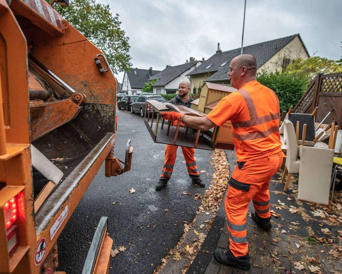 Professionelle Sperrmüllabfuhr Berlin – Mitarbeiter tragen Möbel aus Wohnung